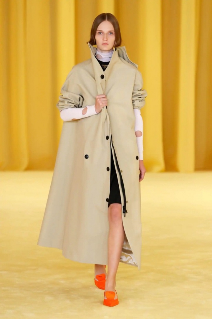 Žena v béžovém kabátu Prada SS2021 Žena v béžovém kabátu Prada SS2021