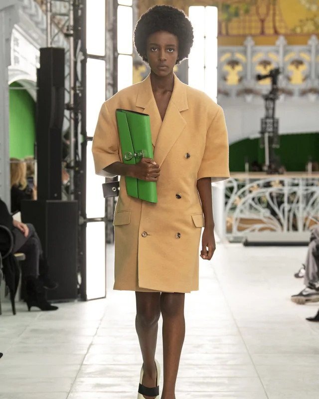 Žena v béžovém kabátu Louis Vuitton SS2021