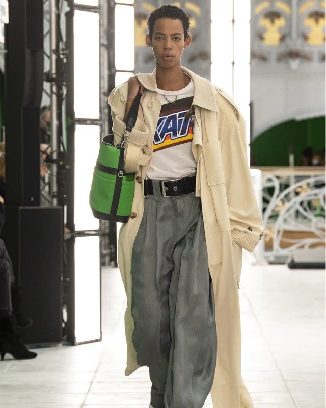 Žena v béžovém trenčkotu Louis Vuitton SS2021