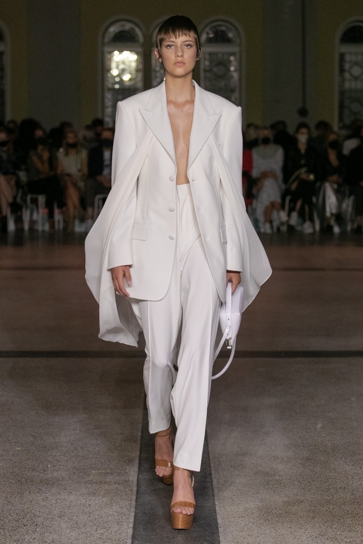 Žena v bílém obleku Michaela Kováčika