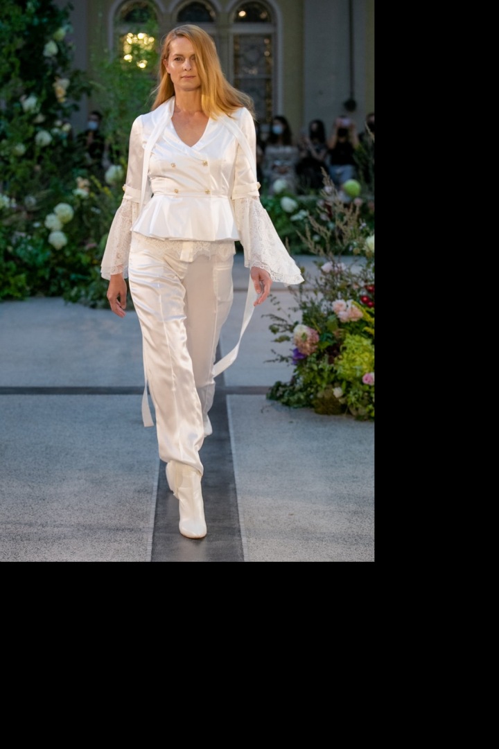 Žena v bílém outfitu od Jiřího Kalfaře Žena v bílém outfitu od Jiřího Kalfaře