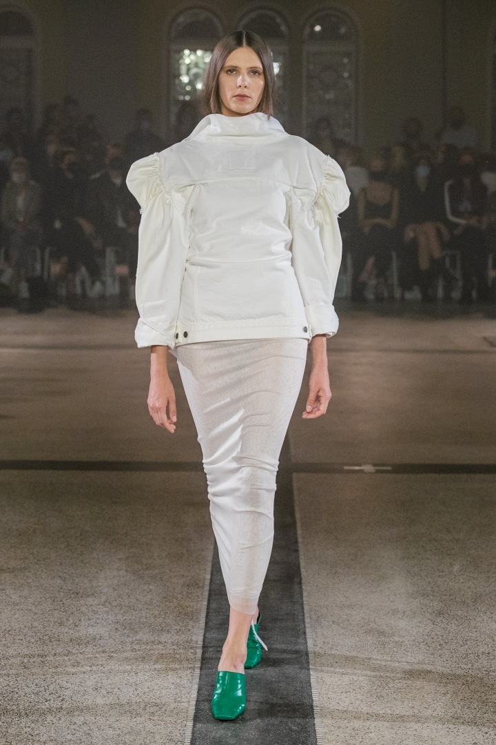 Žena v bílém outfitu od Zoltána Tótha 