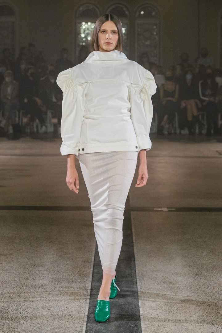 Žena v bílém outfitu od Zoltána Tótha Žena v bílém outfitu od Zoltána Tótha