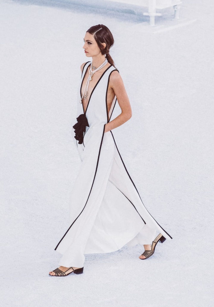 Žena v bílých šatech Chanel SS2021