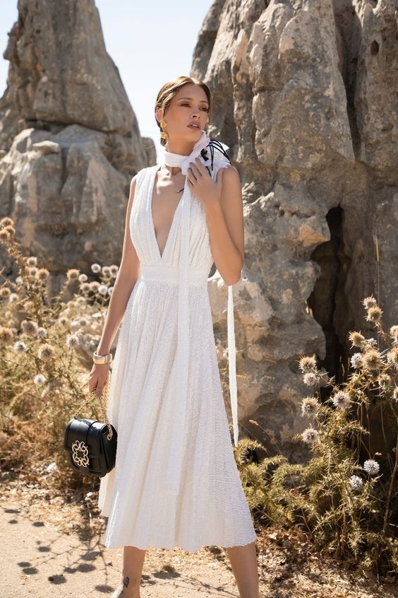 Žena v bílých šatech Elie Saab SS2021 Žena v bílých šatech Elie Saab SS2021