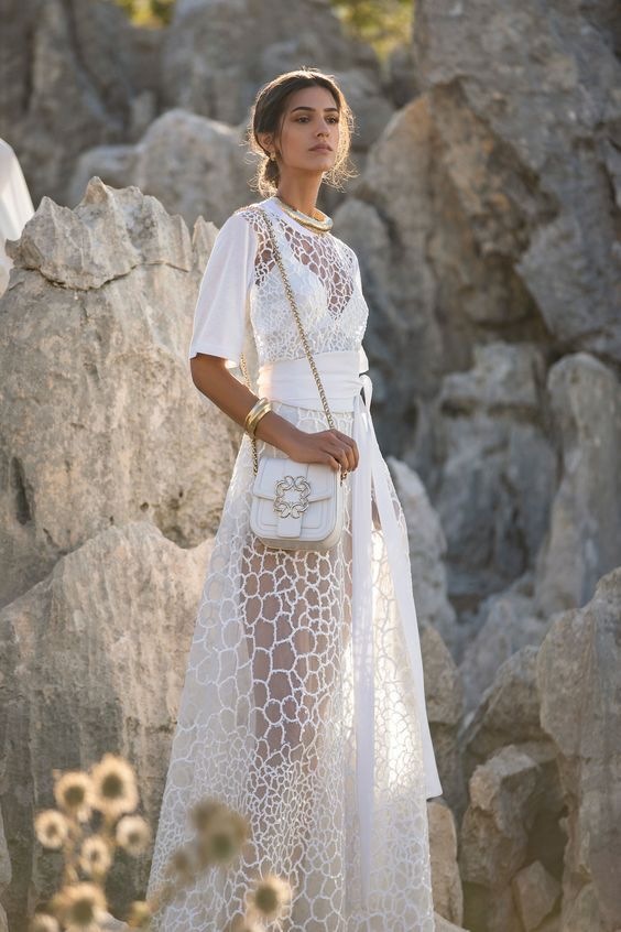 Žena v bílých šatech Elie Saab SS2021 Žena v bílých šatech Elie Saab SS2021
