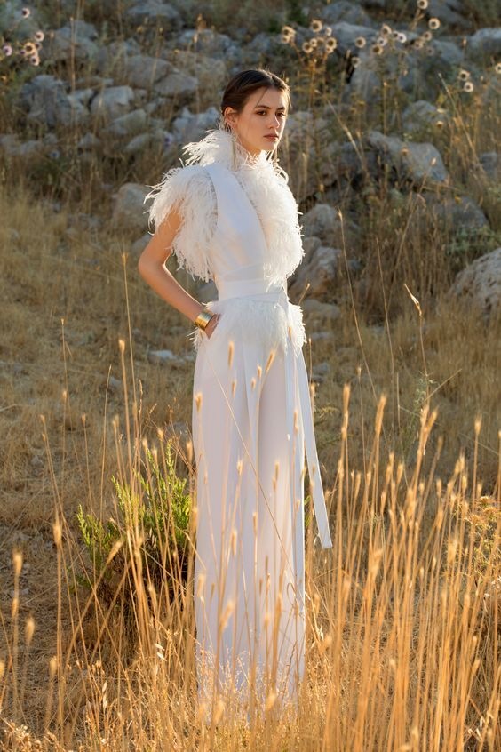Žena v bílých šatech Elie Saab SS2021 Žena v bílých šatech Elie Saab SS2021