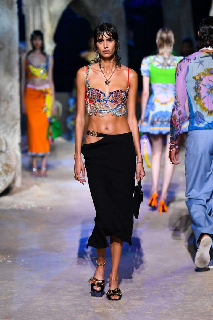 Žena v černé suknu a podprsence Versace SS2021 Žena v černé suknu a podprsence Versace SS2021