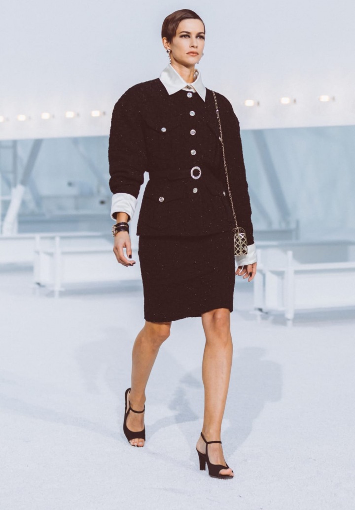 Žena v černém kostýmku Chanel SS2021