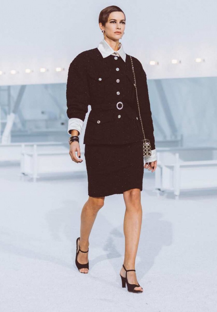 Žena v černém kostýmku Chanel SS2021 Žena v černém kostýmku Chanel SS2021