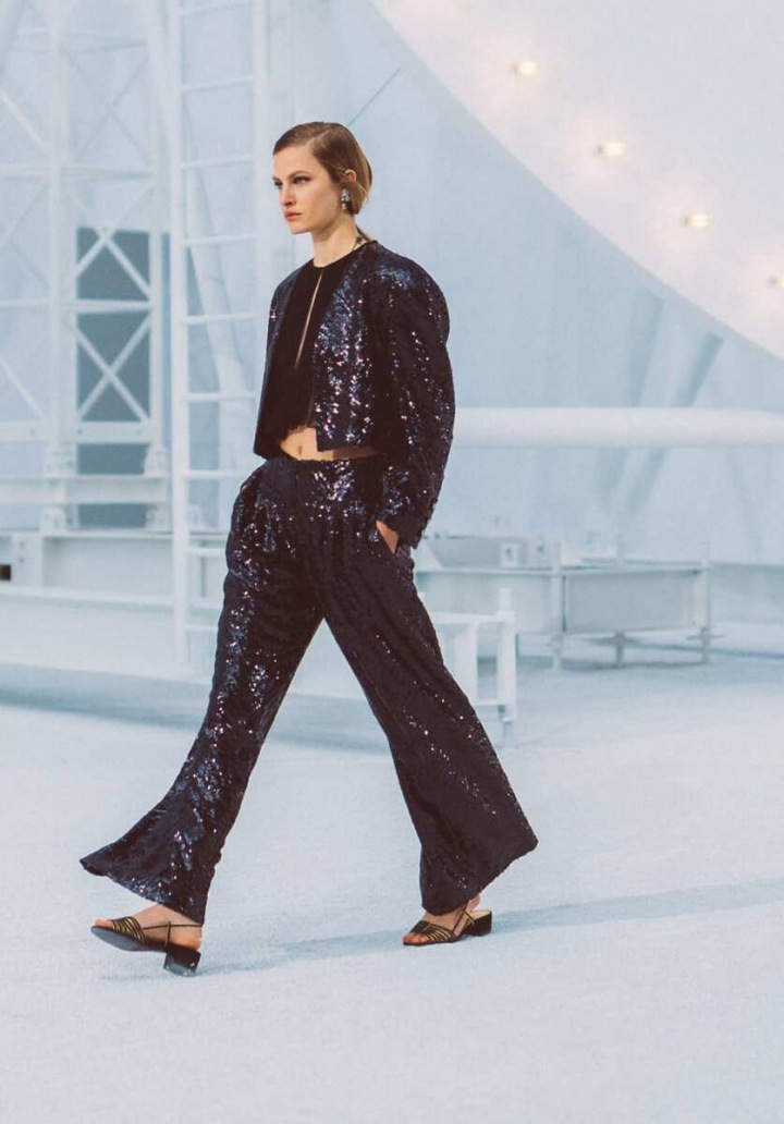 Žena v černém kostýmku Chanel SS2021 Žena v černém kostýmku Chanel SS2021