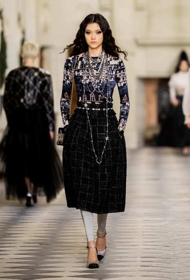 Žena v černém modelu Chanel Métiers d’art 2020/21 Žena v černém modelu Chanel Métiers d’art 2020/21