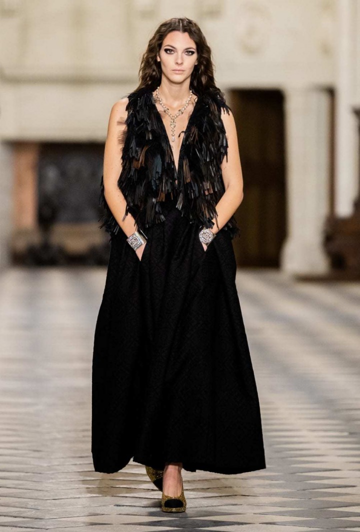Žena v černém modelu Chanel Métiers d’art 2020/21