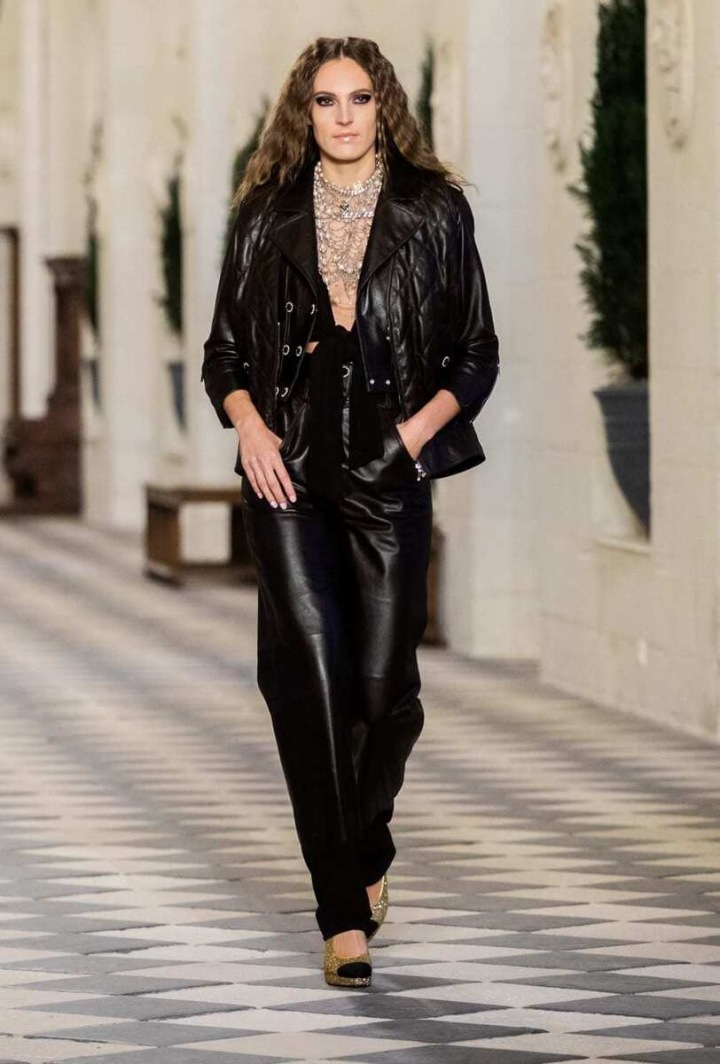 Žena v černém modelu Chanel Métiers d’art 2020/21 Žena v černém modelu Chanel Métiers d’art 2020/21