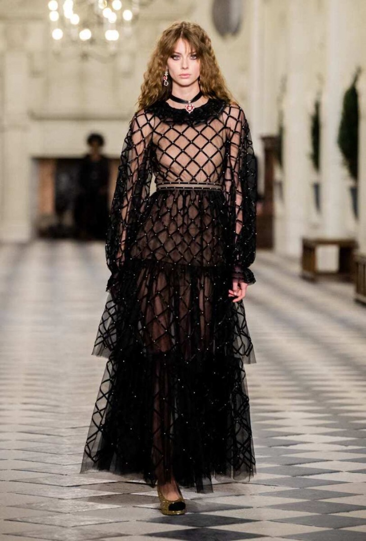 Žena v černém modelu Chanel Métiers d’art 2020/21 Žena v černém modelu Chanel Métiers d’art 2020/21