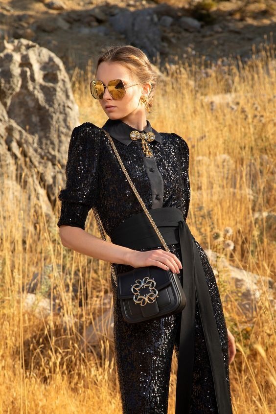 Žena v černém modelu Elie Saab SS2021 Žena v černém modelu Elie Saab SS2021