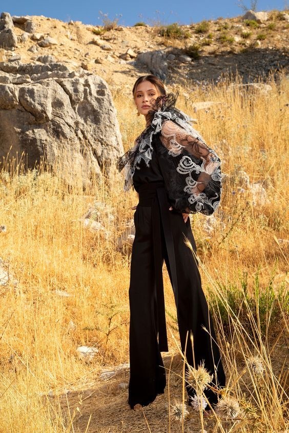 Žena v černém modelu Elie Saab SS2021 Žena v černém modelu Elie Saab SS2021