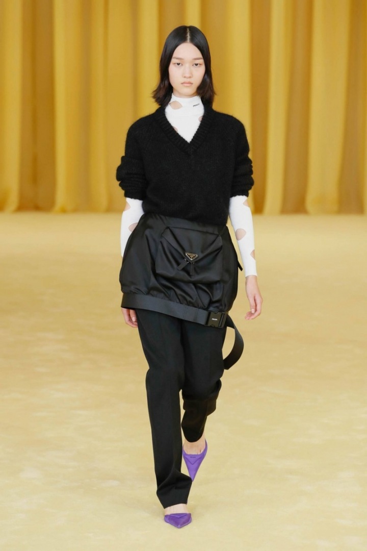 Žena v černém modelu Prada SS2021 Žena v černém modelu Prada SS2021
