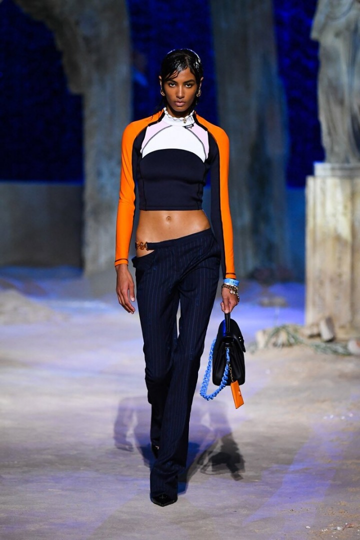 Žena v černém modelu Versace SS2021 Žena v černém modelu Versace SS2021