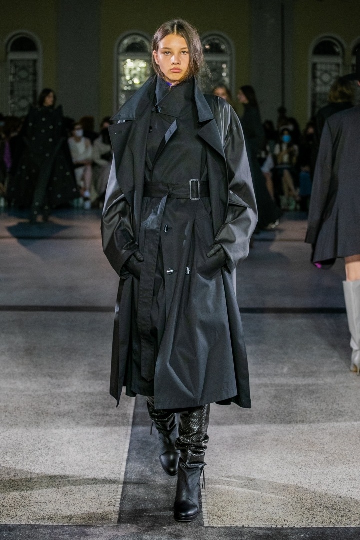 Žena v černém outfitu od Jakuba Polanky 