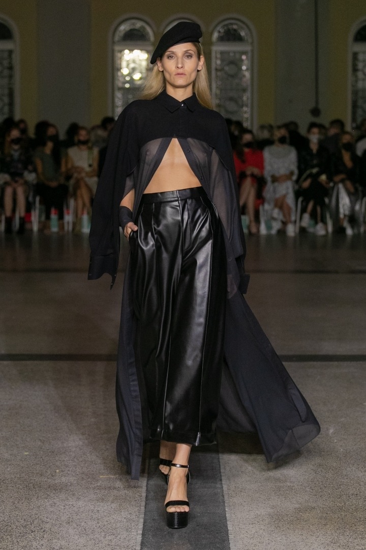 Žena v černém outfitu Michaela Kováčika Žena v černém outfitu Michaela Kováčika