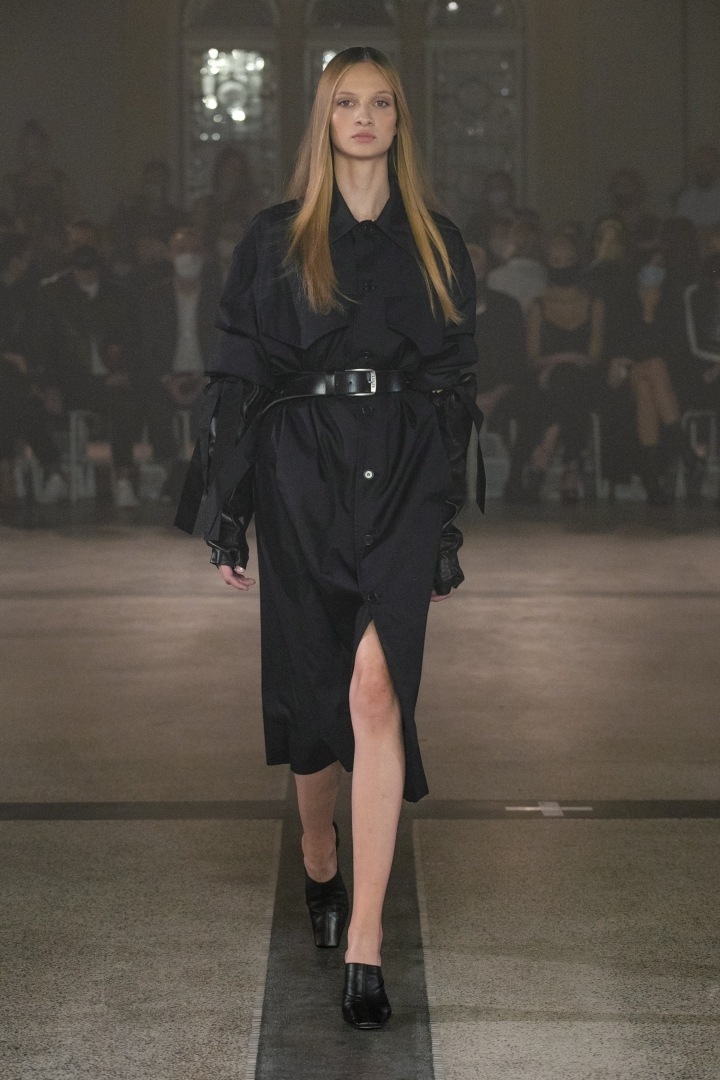 Žena v černém outfitu od Zoltána Tótha Žena v černém outfitu od Zoltána Tótha