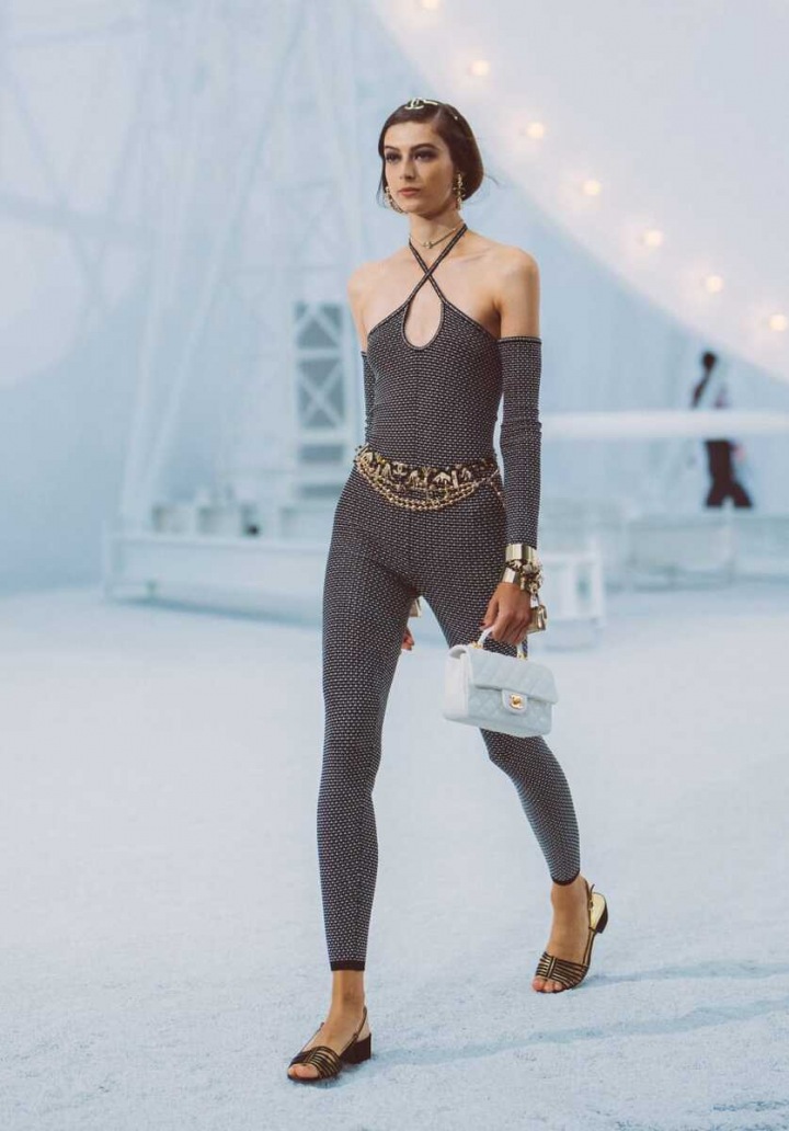 Žena v černém overalu Chanel SS2021 Žena v černém overalu Chanel SS2021