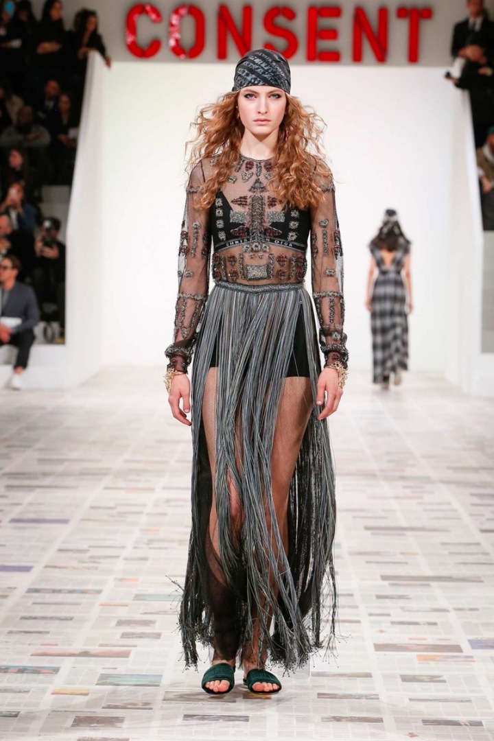Žena v černo-stříbrném modelu s třásněmi značky Dior Žena v černo-stříbrném modelu s třásněmi značky Dior