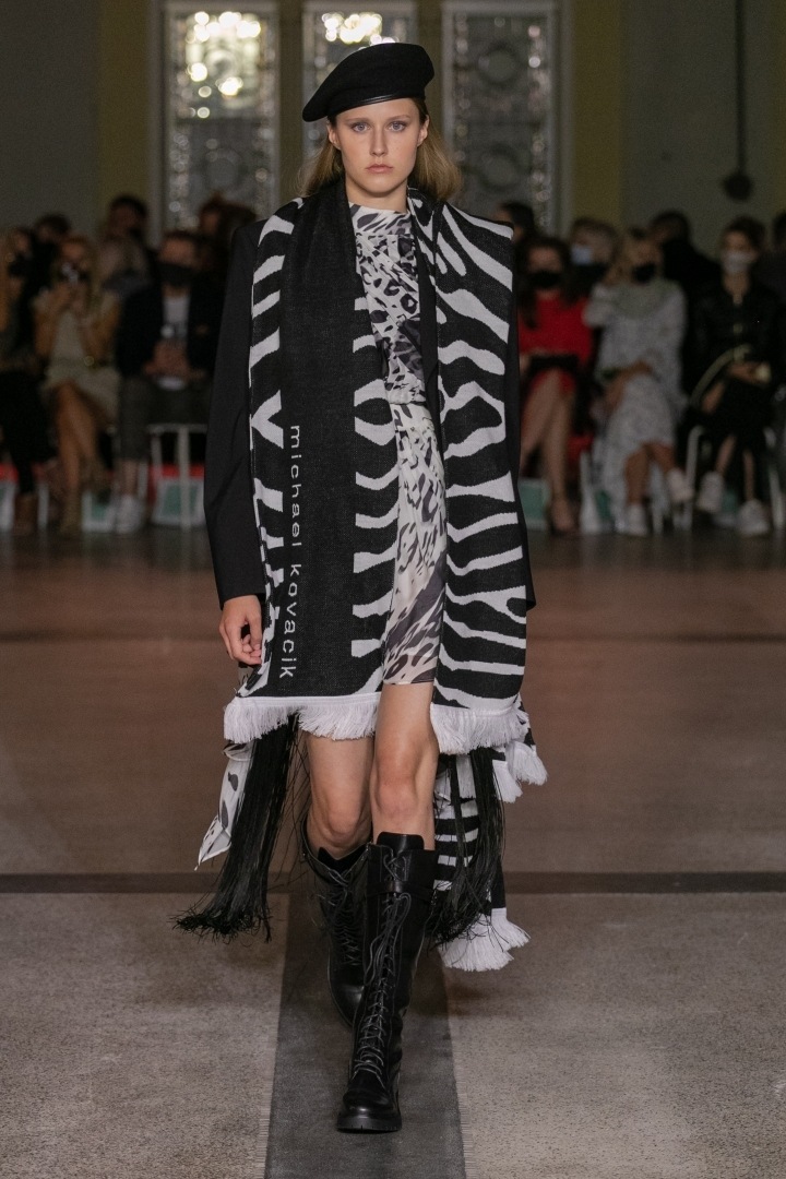 Žena v černobílém modelu Michaela Kováčika Žena v černobílém modelu Michaela Kováčika