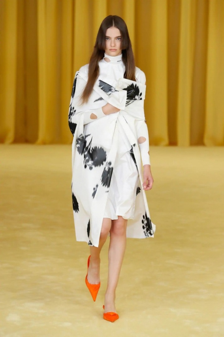 Žena v černobílém modelu Prada SS2021 Žena v černobílém modelu Prada SS2021