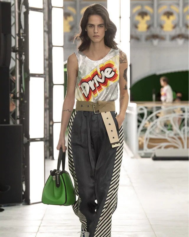 Žena v černých kalhotách a barevném topu Louis Vuitton SS2021 Žena v černých kalhotách a barevném topu Louis Vuitton SS2021
