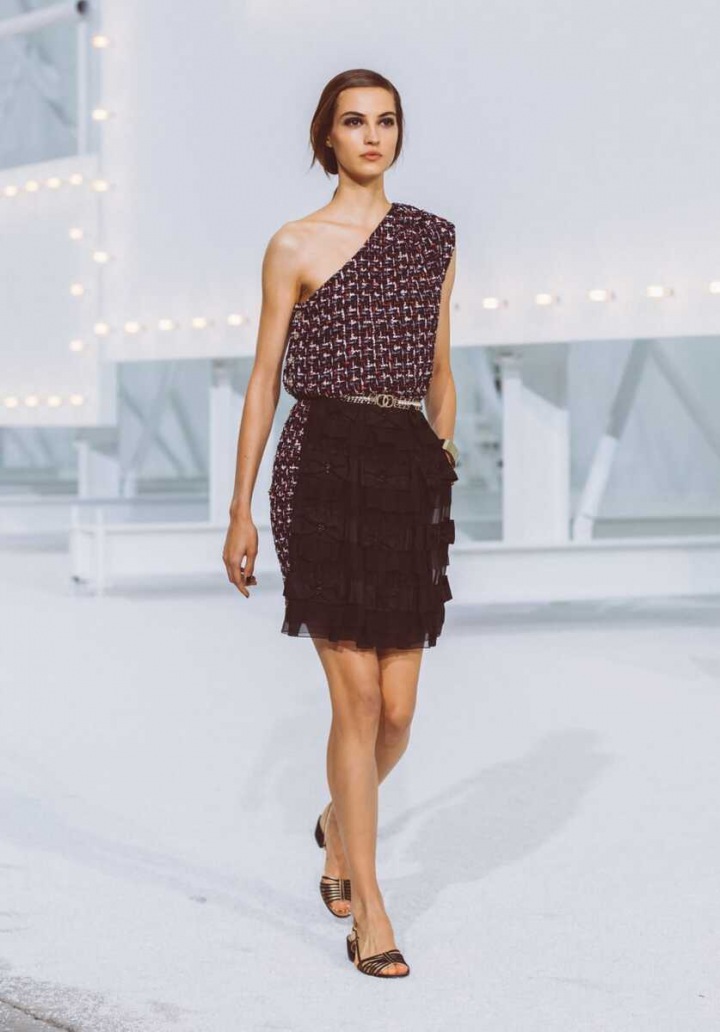 Žena v černých šatech Chanel SS2021 Žena v černých šatech Chanel SS2021