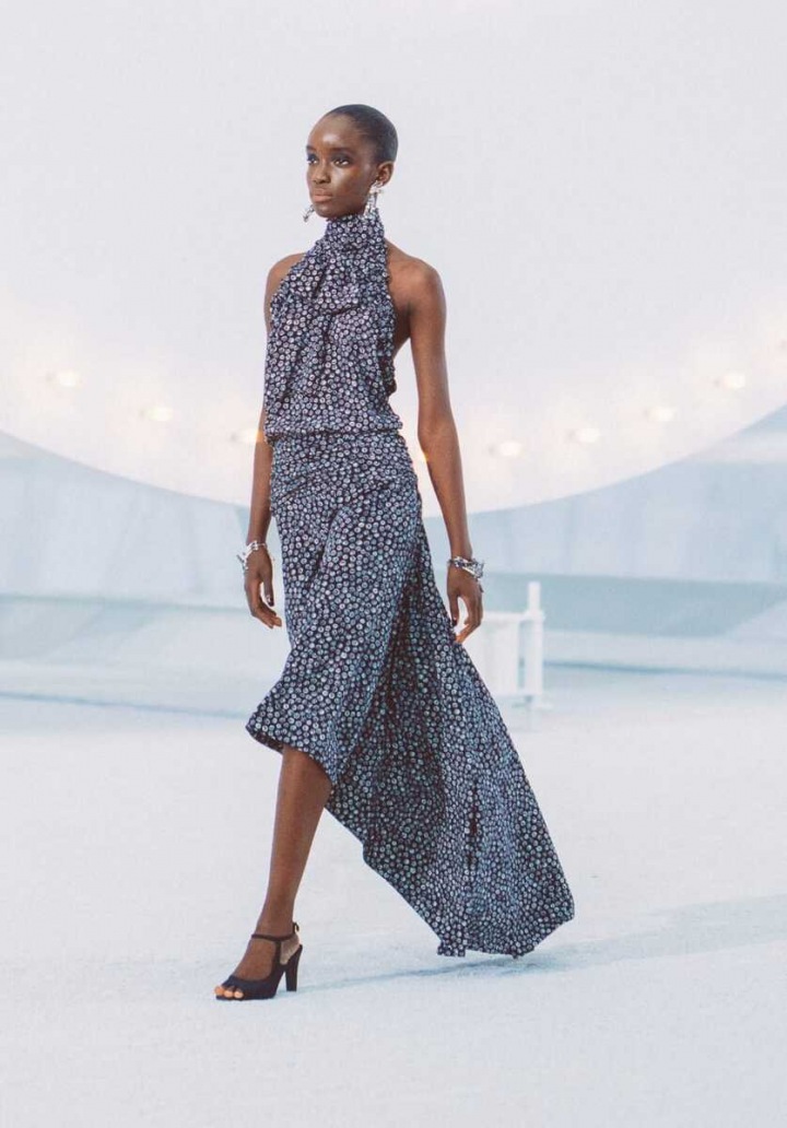 Žena v černých šatech Chanel SS2021 Žena v černých šatech Chanel SS2021