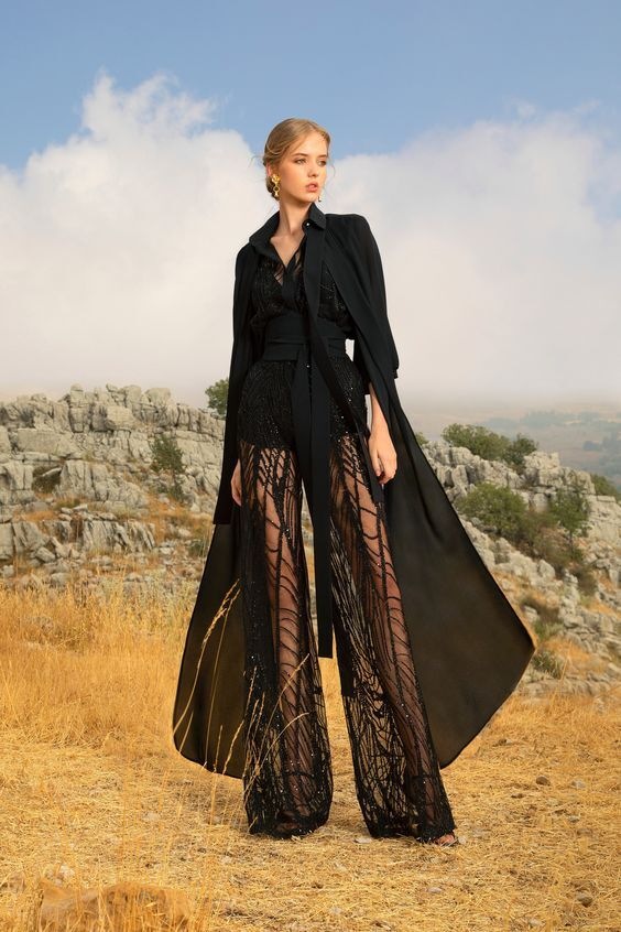 Žena v černých šatech Elie Saab SS2021