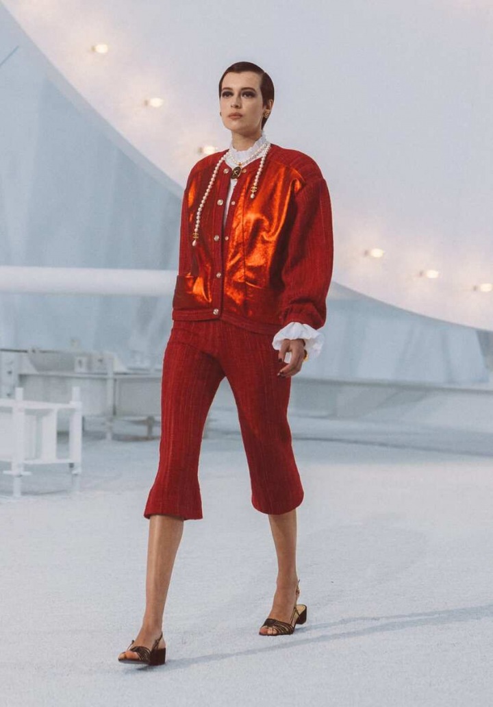 Žena v červeném modelu Chanel SS2021 Žena v červeném modelu Chanel SS2021