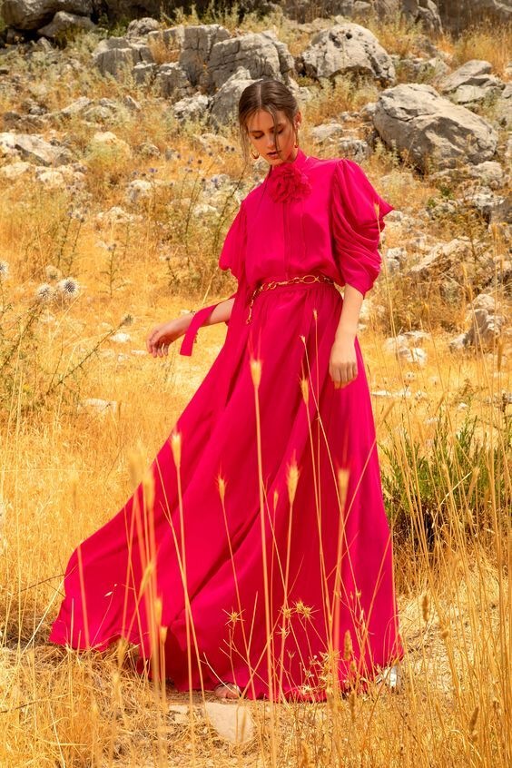 Žena v červených šatech Elie Saab SS2021 Žena v červených šatech Elie Saab SS2021