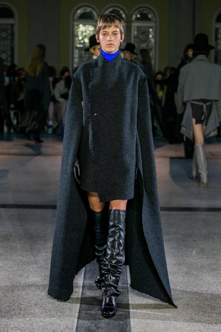 Žena v černém outfitu s modrým límcem od Jakuba Polanky 