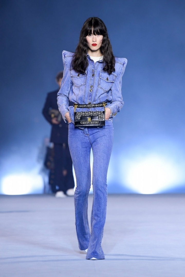 Žena v denimovém modelu Balmain SS2021 Žena v denimovém modelu Balmain SS2021
