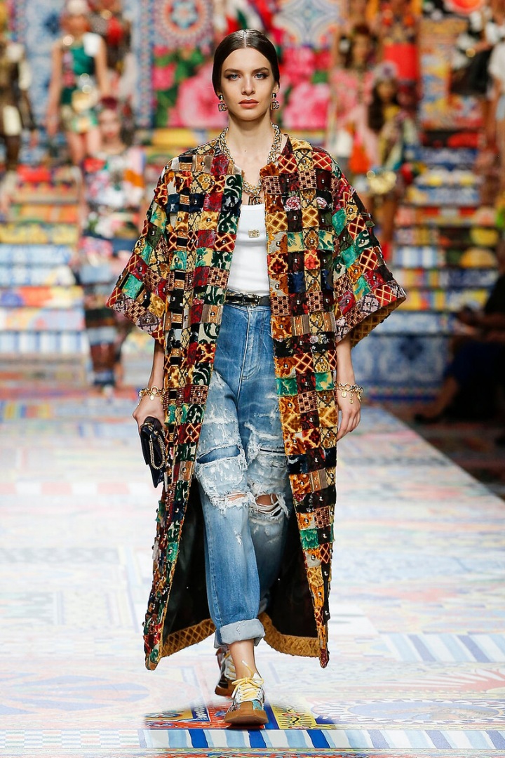 Žena v džínovém modelu Dolce Gabbana SS2021 Žena v džínovém modelu Dolce Gabbana SS2021