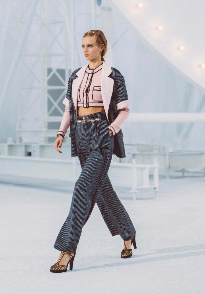 Žena v kostýmku Chanel SS2021 Žena v kostýmku Chanel SS2021