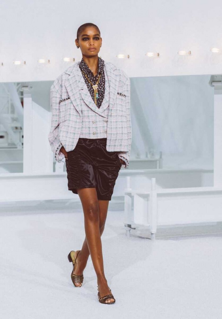 Žena v kostýmku Chanel SS2021 Žena v kostýmku Chanel SS2021