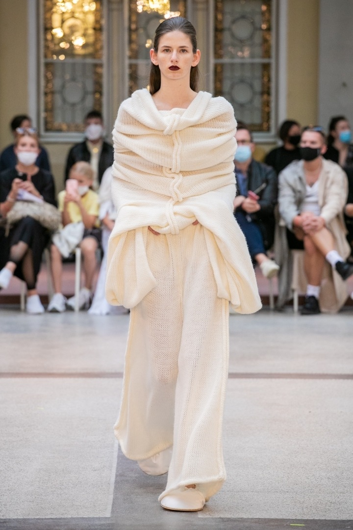 Žena v krémovém pleteném outfitu UMPRUM Žena v krémovém pleteném outfitu UMPRUM