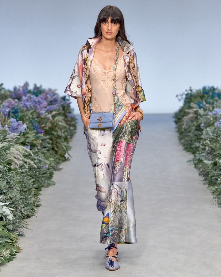 Žena v květinovém modelu Zimmermann Žena v květinovém modelu Zimmermann