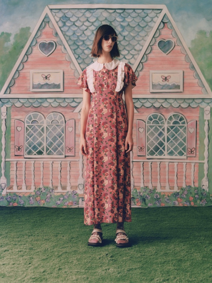 Žena v květinových šatech Anna Sui