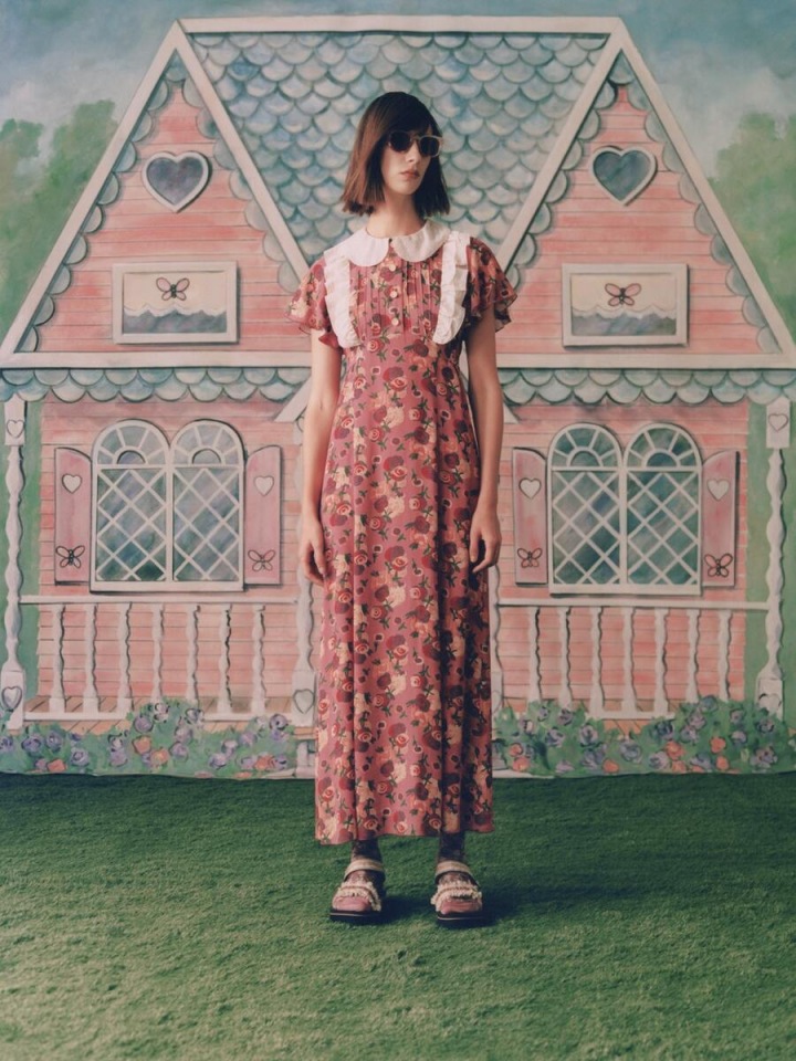 Žena v květinových šatech Anna Sui Žena v květinových šatech Anna Sui