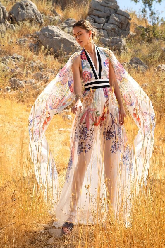 Žena v květinových šatech Elie Saab SS2021 Žena v květinových šatech Elie Saab SS2021