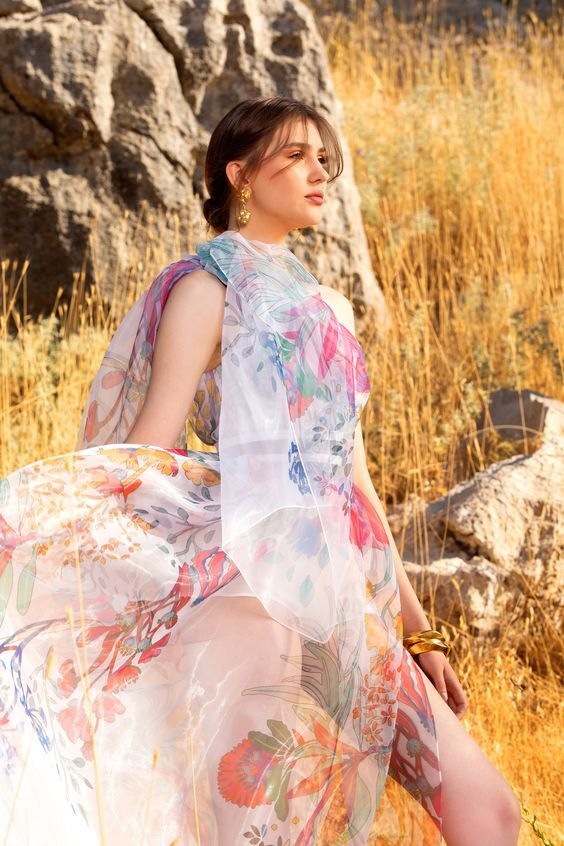 Žena v květinových šatech Elie Saab SS2021