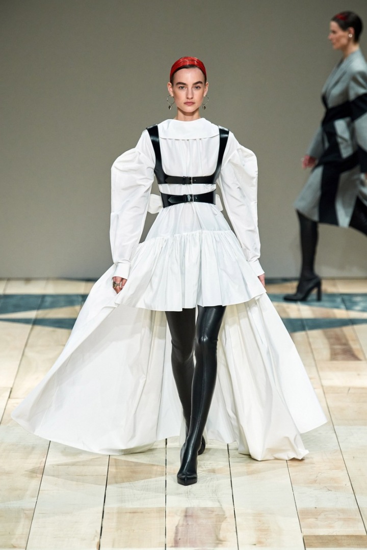 Žena v modelu Alexander McQueen Žena v modelu Alexander McQueen