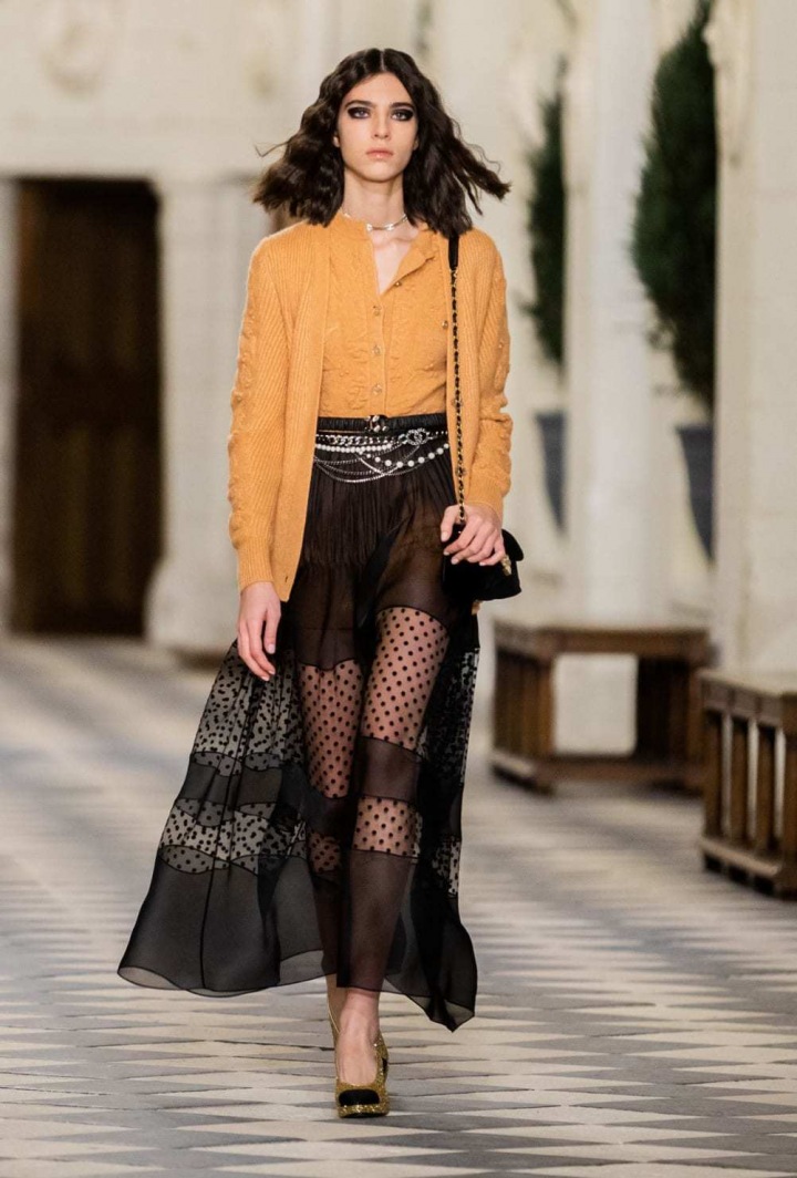 Žena v modelu Chanel Métiers d’art 2020/21