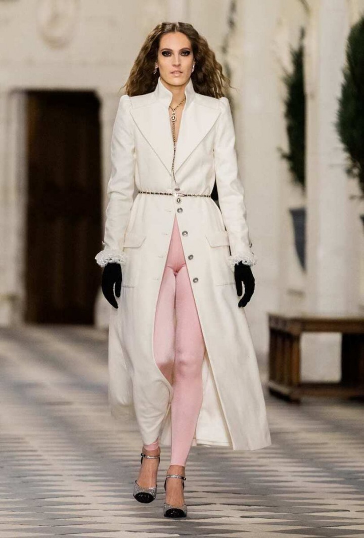 Žena v modelu Chanel Métiers d’art 2020/21 Žena v modelu Chanel Métiers d’art 2020/21
